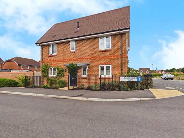 3 Bedroom Semi Detached House For Sale In Meadowland Close, Bramley, RG26