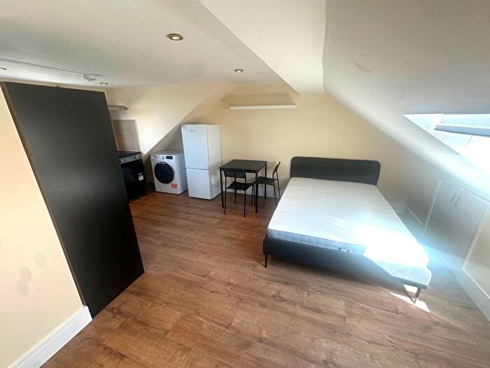 Studio To Rent In United Drive, Feltham, TW14