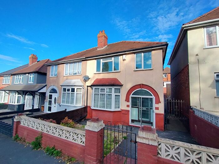 3 Bedroom Semi-detached House To Rent In Stourbridge Road, Dudley, West Midlands, DY1