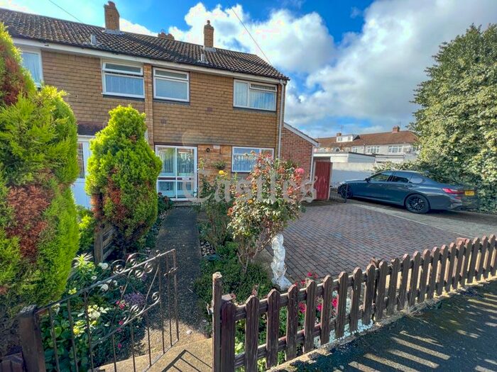 3 Bedroom End Of Terrace House To Rent In Berkley Avenue, Waltham Cross, Hertfordshire, EN8