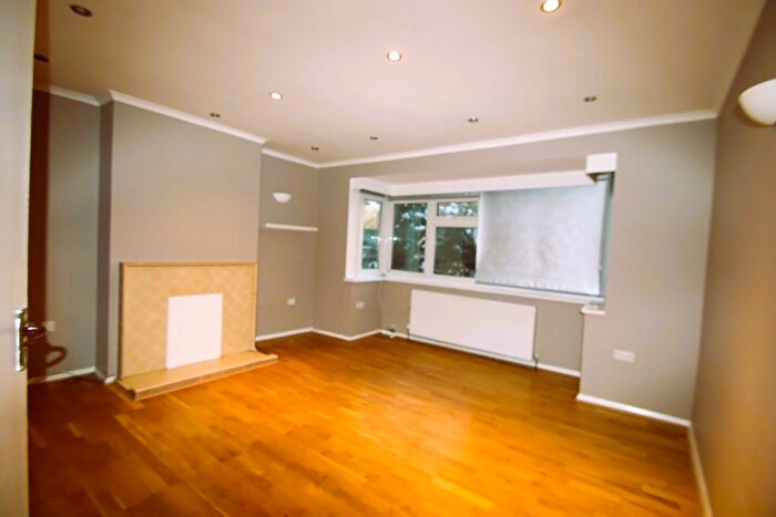 2 Bedroom Maisonette To Rent In The Glade, Southgate, N21