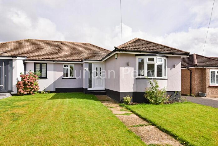 4 Bedroom Semi-Detached Bungalow For Sale In Oaklands Avenue, Brookmans Park, AL9