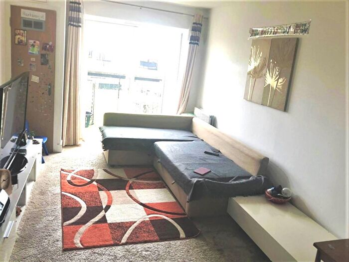 2 Bedroom Flat To Rent In Featherstone, Southall, UB2