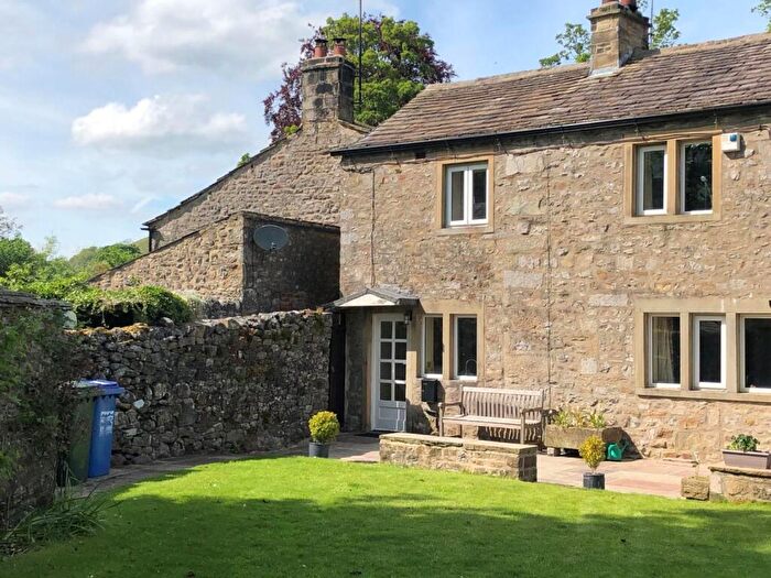 2 Bedroom End Of Terrace House To Rent In Kettlewell, BD23