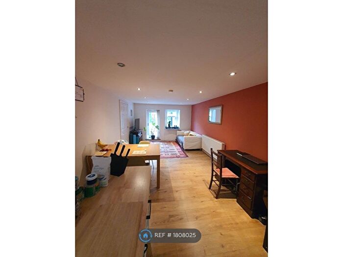 2 Bedroom Flat To Rent In Montgomery Road, Sheffield, S7