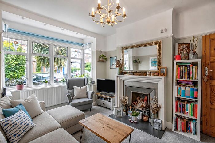 2 Bedroom Flat For Sale In Franche Court Road, Earlsfield, London, SW17