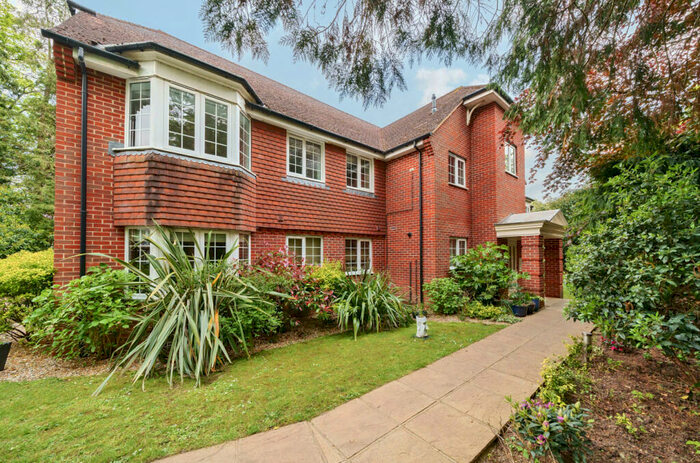 3 Bedroom Apartment To Rent In Ridgway Road, Farnham, Surrey, GU9