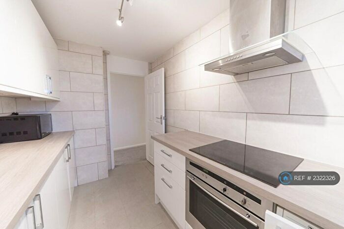 3 Bedroom Flat To Rent In Janson Close, Stratford, E15