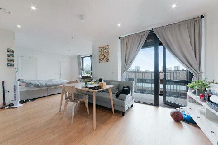 Apartment To Rent In Peppercorn Court, Alberfeldy Village, London, E14