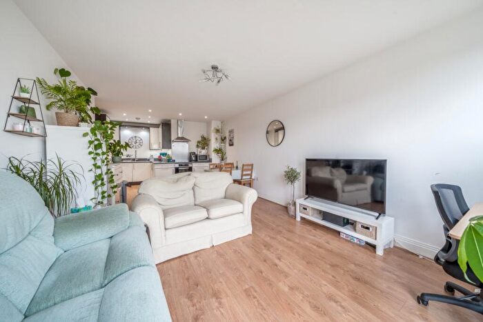 2 Bedroom Apartment To Rent In Heron Way Maidenhead, SL6