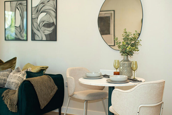 1 Bedroom Apartment To Rent In Emporium House East, Alloway Courtyard, Weldale Street, Reading, RG1