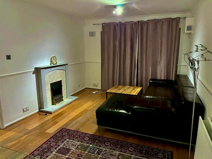 2 Bedroom Flat To Rent In Queens Road, Kingston Upon Thames, London, KT2