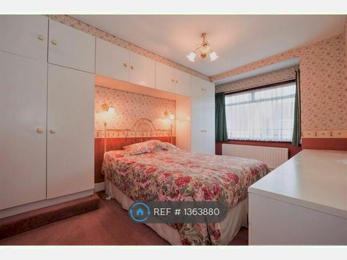 3 Bedroom Semi-Detached House To Rent In Norwood Avenue, Romford, RM7