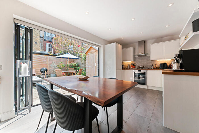 2 Bedroom Flat For Sale In Dorothy Road, London, SW11