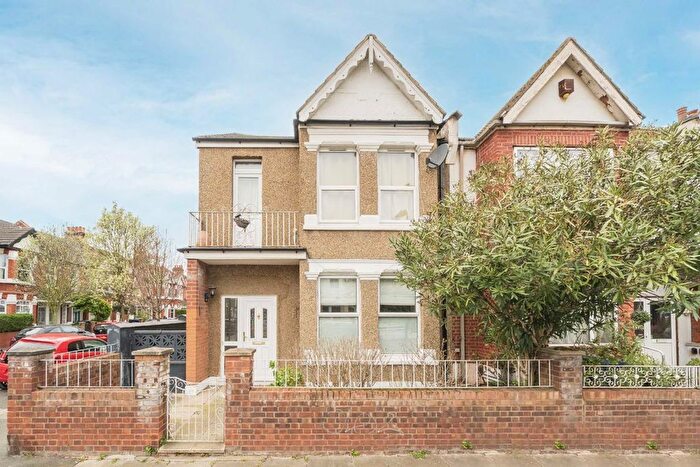 2 Bedroom Flat For Sale In Davis Road, Acton, W3