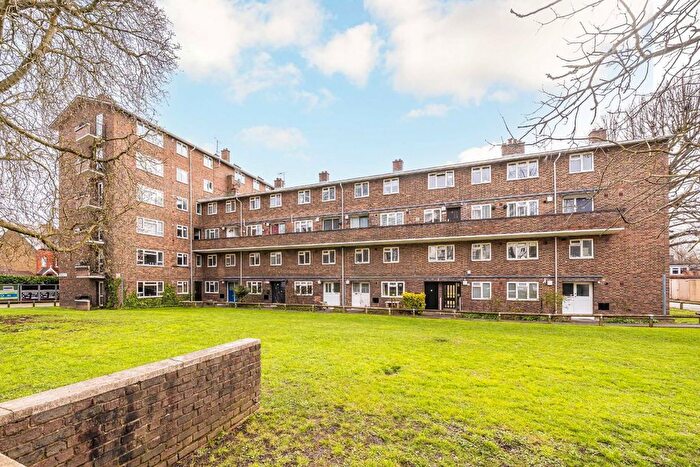 2 Bedroom Flat To Rent In Fauconberg Road, Chiswick, W4