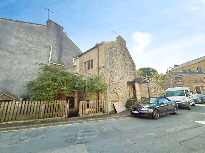 2 Bedroom Flat For Sale In Walmsgate, Barnoldswick, BB18