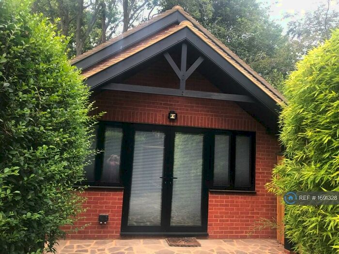 1 Bedroom Detached House To Rent In Hedsor Road, Bourne End, SL8