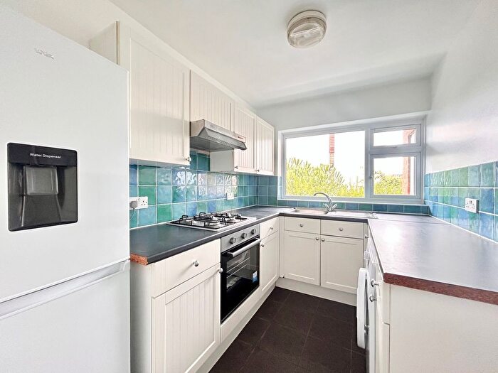 2 Bedroom Flat To Rent In Bristol Gardens, Brighton, BN2