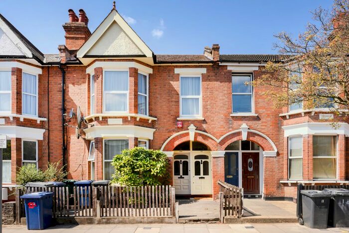 2 Bedroom Flat To Rent In Ravenshurst Avenue, Hendon, NW4