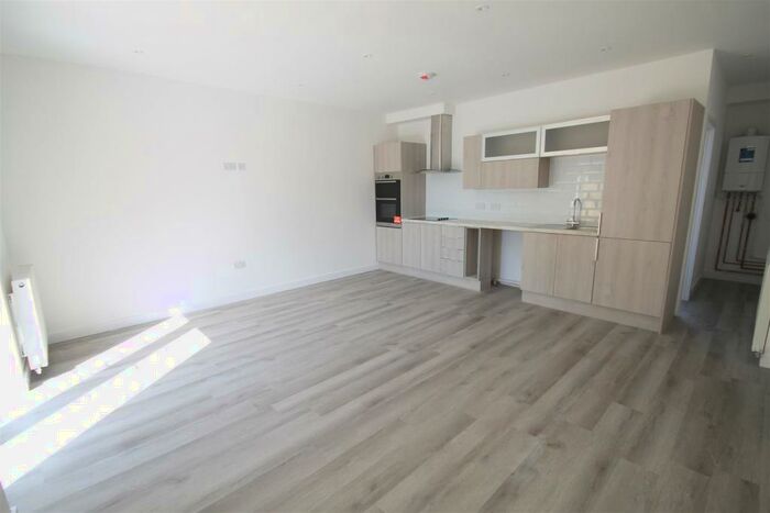 2 Bedroom Flat To Rent In Kingsway Avenue, Kingswood, Bristol, BS15