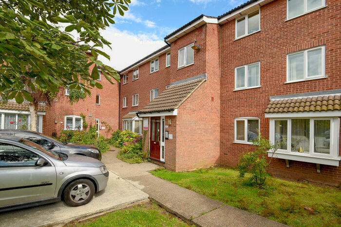 Studio To Rent In Greenway Close, London, N11