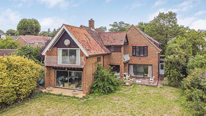 4 Bedroom Detached House For Sale In Wonford Close, Kingston Upon Thames, KT2