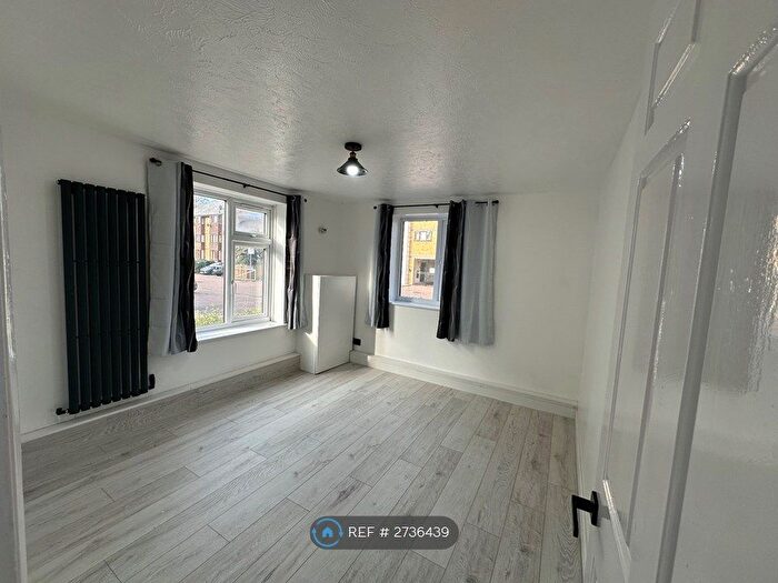 2 Bedroom Flat To Rent In Manor Close, London, SE28