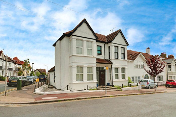 1 Bedroom Flat To Rent In Woodfield Road, Leigh On Sea, SS9