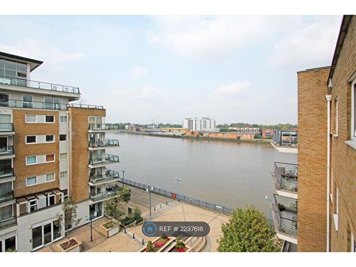 3 Bedroom Flat To Rent In Smugglers Way, London, SW18