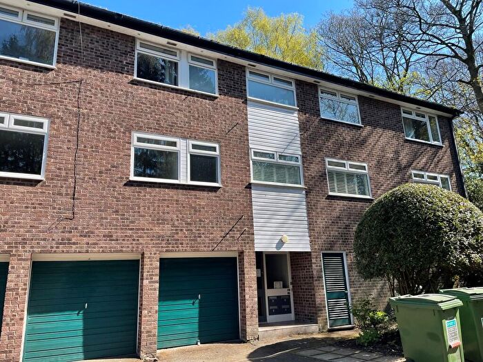 2 Bedroom Flat To Rent In Warren Close, Bramhall, SK7