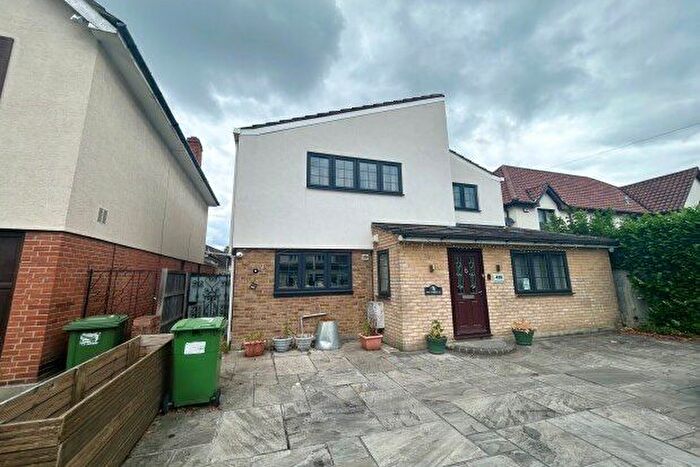 5 Bedroom Detached House To Rent In Brentwood Road, Romford, RM2