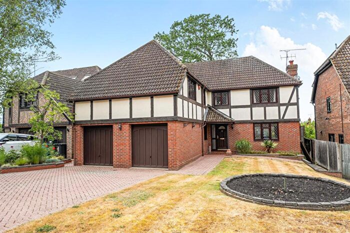 5 Bedroom Detached House For Sale In Catesby Gardens, Yateley, GU46