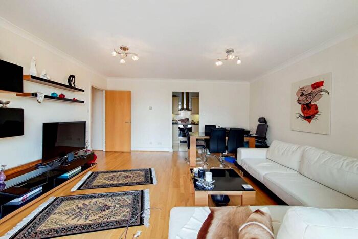 2 Bedroom Flat To Rent In Boardwalk Place, Canary Wharf, London, E14