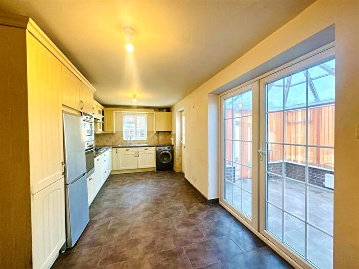 3 Bedroom End Of Terrace House For Sale In Drovers Way, Woodley, Reading, RG5