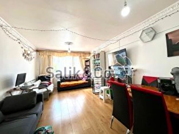 2 Bedroom Maisonette For Sale In Coventry Road, London, E1