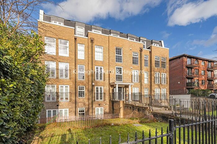 2 Bedroom Flat For Sale In Widmore Road, Bromley, Kent, BR1