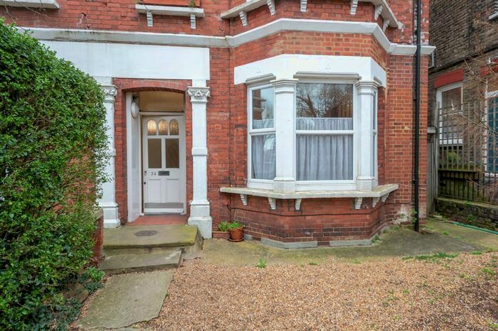 2 Bedroom Flat To Rent In Coppetts Road, London, N10