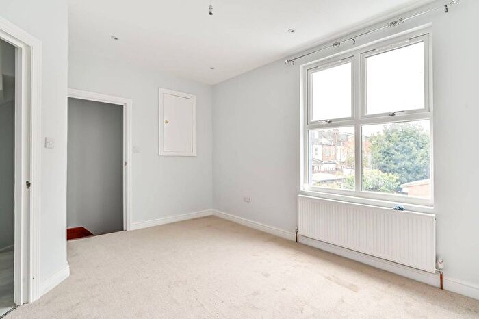 3 Bedroom Flat To Rent In Seely Road, Tooting, London, SW17