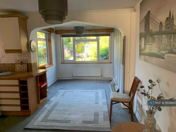 3 Bedroom Semi-Detached House To Rent In Flinders Close, St.Albans, AL1