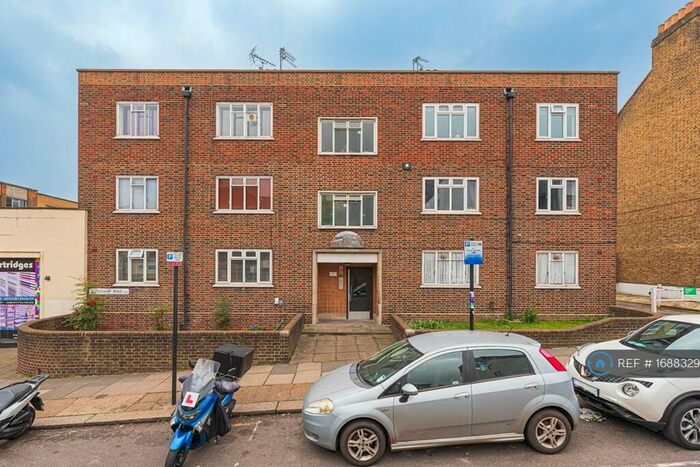 2 Bedroom Flat To Rent In Lavenham Court, London, SW11