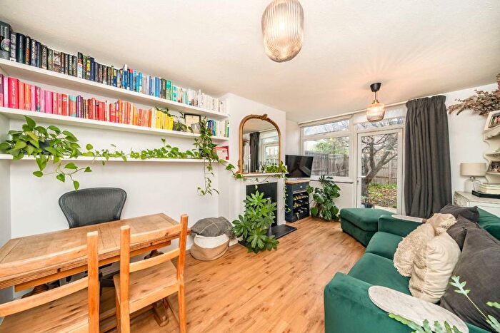 1 Bedroom Flat For Sale In Skelbrook Street, Earlsfield, SW18