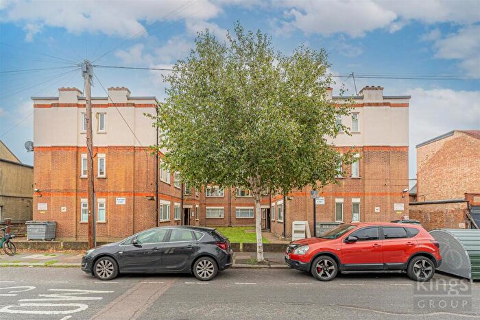 2 Bedroom Flat For Sale In New Road, London, N22