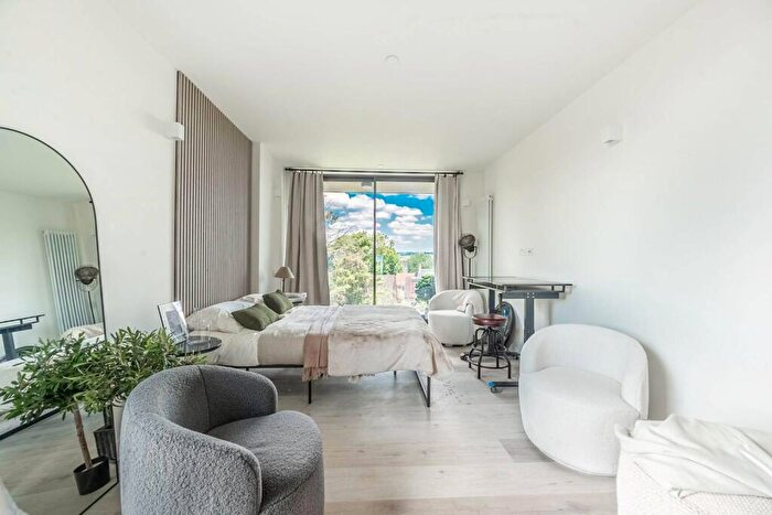Studio To Rent In Ferme House, Greenhill Way, Harrow, HA1