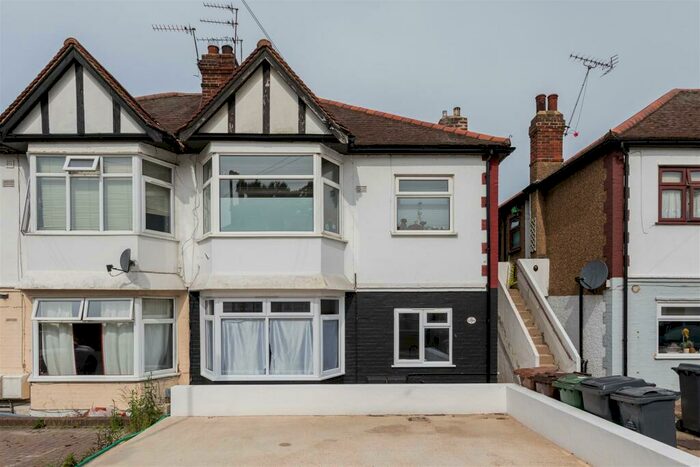 2 Bedroom Flat To Rent In Hall Gardens, Chingford, E4