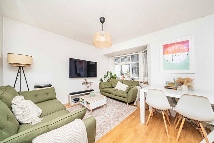 3 Bedroom Flat For Sale In Cloister Road, Acton, W3