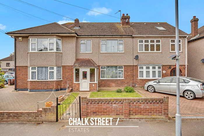 3 Bedroom Terraced House For Sale In Orchard Avenue, Rainham, RM13