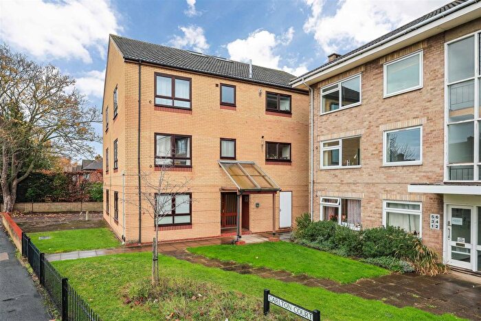 3 Bedroom Flat For Sale In Carlton Way, Cambridge, CB4