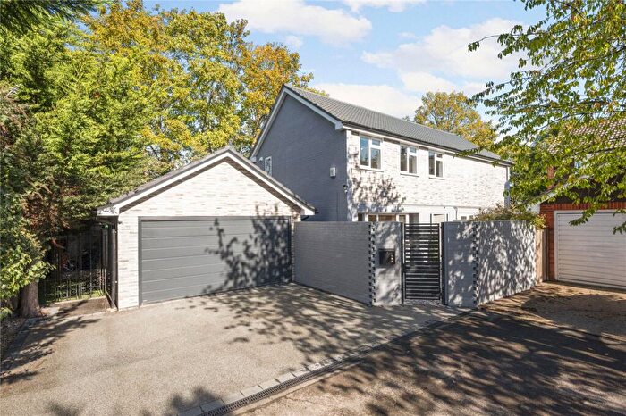4 Bedroom Detached House For Sale In Golfside Close, New Malden, Surrey, KT3