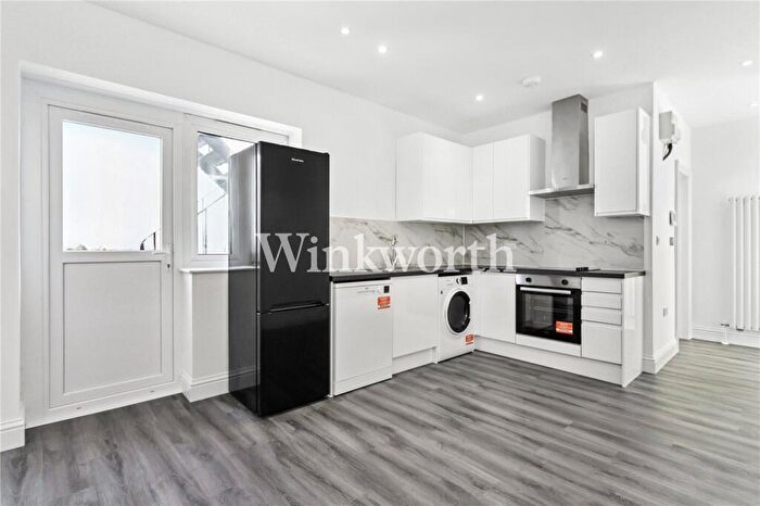 Apartment To Rent In Aldermans Hill, London, N13